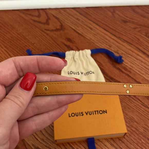 Louis Vuitton ESSENTIAL V BRACELET - Picture 5 of 7